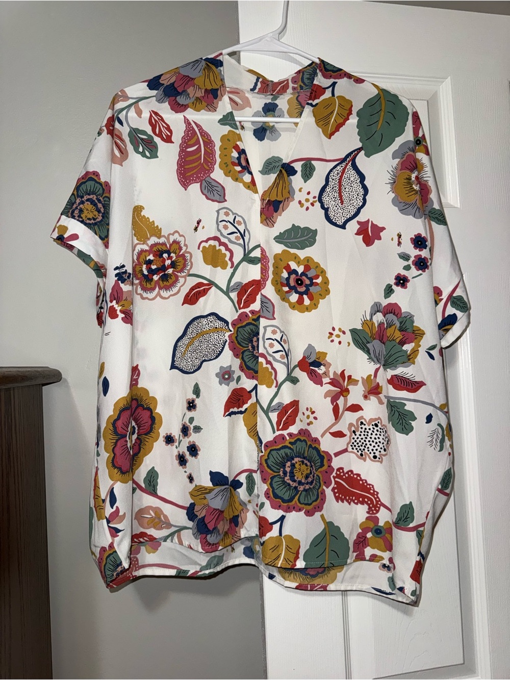 JODIFL White Floral Short-Sleeve Blouse